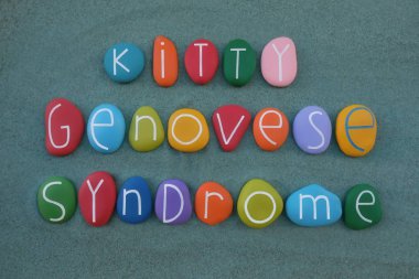 Kitty Genovese Sendromu, yeşil kum üzerinde çok renkli taş harflerle oluşturulmuş.