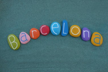 Barselona, yeşil kumların üzerinde çok renkli taşlar olan bir hatıra.