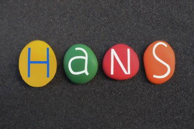 Hans, erkeğe siyah volkanik kumun üzerine çok renkli taş harflerle yazılmış bir isim verilmiş.