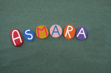 Asmara, Eritre 'nin başkenti, Afrika Boynuzu, yeşil kum üzerinde çok renkli taş harflerle bestelenmiş bir hatıra.