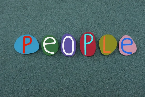 Palavra Pessoas Compostas Com Letras Pedra Multi Coloridas Sobre Areia — Fotografia de Stock