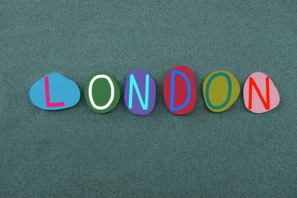 ロンドン イギリスの首都 緑の砂の上に複数の色の石の文字で構成されたお土産 — ストック写真