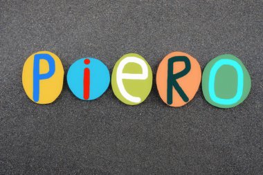 Piero, İtalyan erkeksi ismi. Siyah volkanik kumların üzerine çok renkli taş harflerle yazılmış.