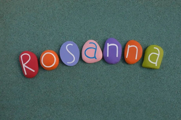Rosanna Prénom Féminin Composé Lettres Multicolores Pierre Sur Sable Vert — Photo