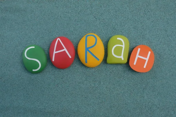 Sarah Weiblicher Vorname Bestehend Aus Mehrfarbigen Steinbuchstaben Über Grünem Sand — Stockfoto
