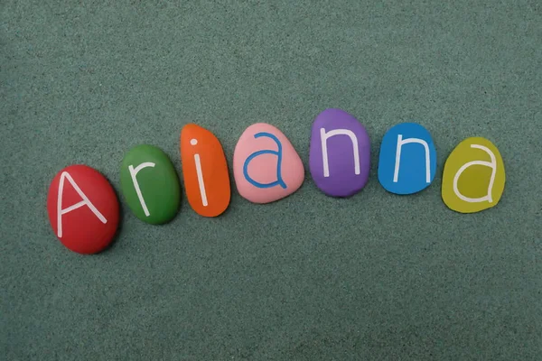 Arianna Weiblicher Vorname Bestehend Aus Mehrfarbigen Steinbuchstaben Über Grünem Sand — Stockfoto
