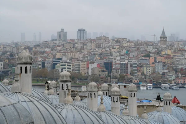Galata ilçesi, İstanbul 'daki Süleyman Camii' nden Galata kulesi manzaralı