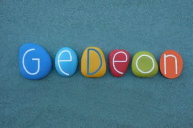 Gedeon, erkek ismi yeşil kumların üzerine çok renkli taş harflerle yazılmış.