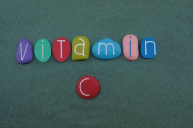 C vitamini, askorbik asit ve askorbik asit olarak da bilinir, çeşitli gıdalarda bulunan ve yeşil kum üzerinde çok renkli taş harflerle besin takviyesi olarak satılan bir vitamindir.