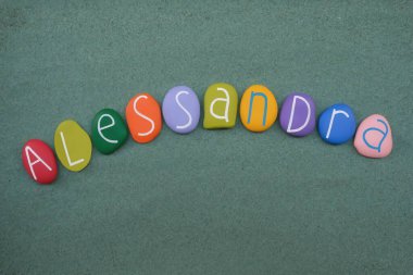 Alessandra, kadın ismi yeşil kumların üzerine çok renkli taş harflerle yazılmış.
