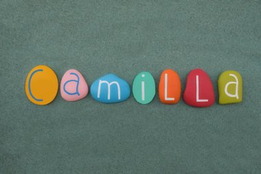 Camilla, kadın ismi yeşil kumların üzerine çok renkli taş harflerle yazılmış.