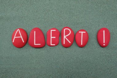 Uyarı, yeşil kum üzerinde kırmızı renkli taş harflerle oluşturulmuş tavsiye metni