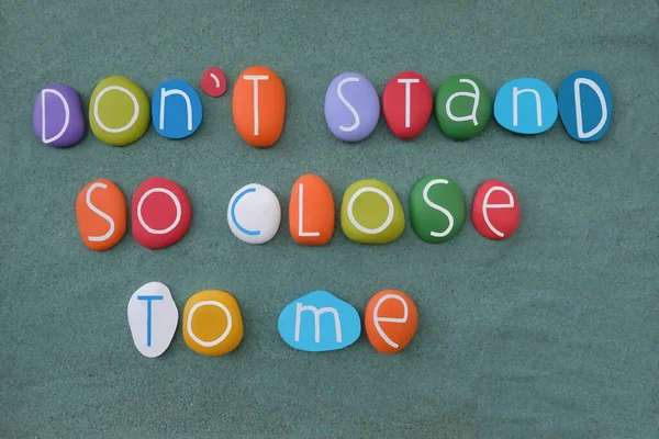 Non Stare Così Vicino Frase Creativa Composta Lettere Pietra Multicolore — Foto Stock