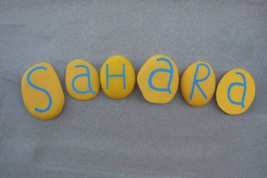 Afrika kıtasında bulunan Sahra Çölü, kumdaki el yapımı sarı renkli taş harflerle hatıra.