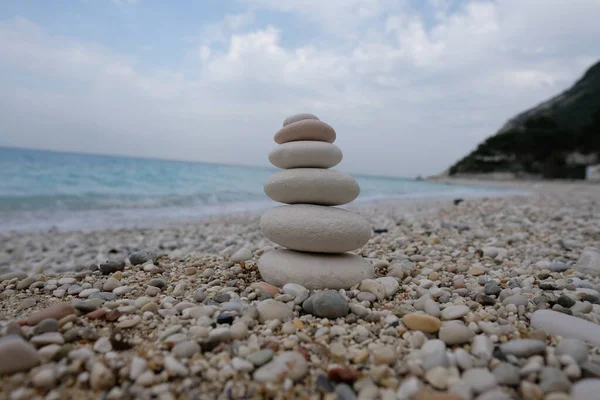 小石のビーチに白い石のスタック — ストック写真