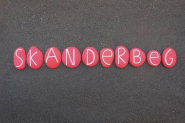 İskanderbeg, Gjergj Kastrioti, İskenderiye ulusal kahramanı siyah volkanik kumların üzerinde el yapımı kırmızı taştan harflerle kutlandı.