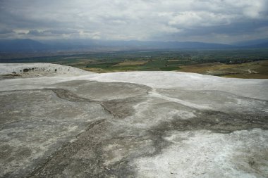 Traverten Pamukkale dramatik görünümü. Türkiye.