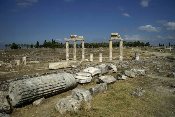 히에라폴리스 고 대 그리스-로마와 비잔틴 도시에 남쪽 문 근처 사원. 그것은 파묵칼레에 인접 한 위치 — 스톡 사진