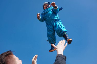 Baba oğlu mavi gökyüzüne kusmak