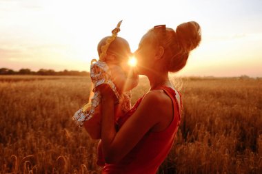 Anne kızı günbatımı zamanında öper.