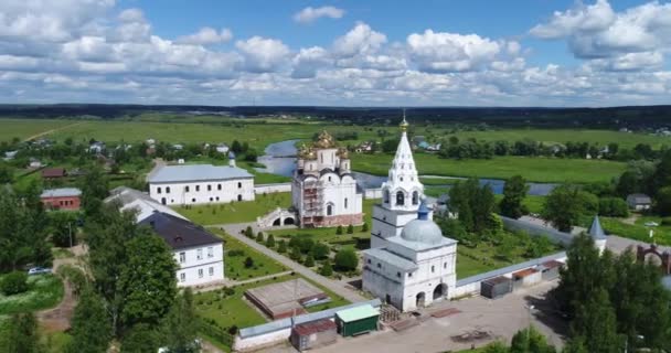 Vliegen rond het klooster — Stockvideo