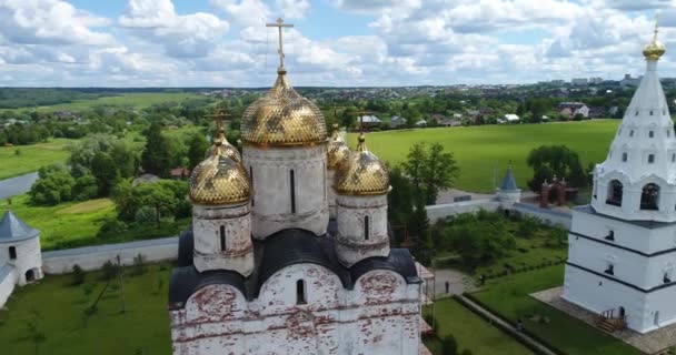 Літаючи навколо монастиря — стокове відео