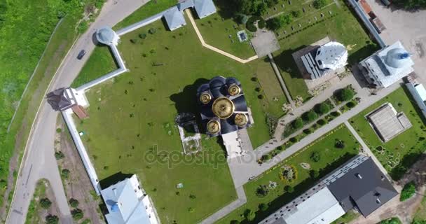 Salidas circulares desde la catedral — Vídeo de stock