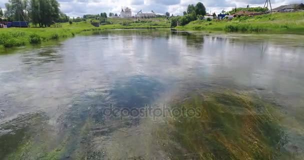 Vlucht langs de rivier naar het klooster — Stockvideo