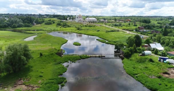 Vlucht langs de rivier naar het klooster — Stockvideo