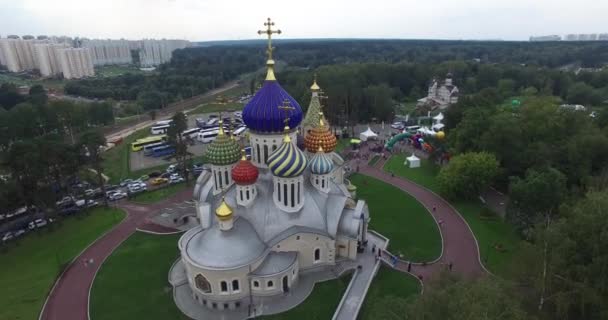 Omcirkeld de kathedraal Igor van de Chernigov in Peredelkino — Stockvideo