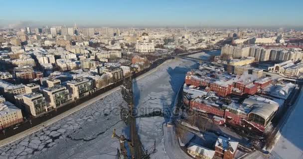 Luchtfoto op het bevroren Moskou rivier whit Peter 1 en de kathedraal van Christus 4k Dci — Stockvideo