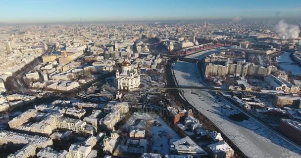 Luftaufnahme der Kathedrale von Christus dem Erlöser an einem frostigen Tag, vor dem Hintergrund eines gefrorenen Moskauer Flusses, Kreml und Stadt — Stockvideo