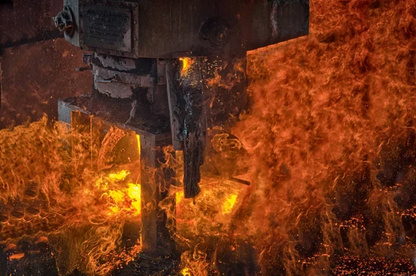 Vista Cercana Horno Industrial Vaciado Con Fuego Llamas Predominantes —  Fotos de Stock
