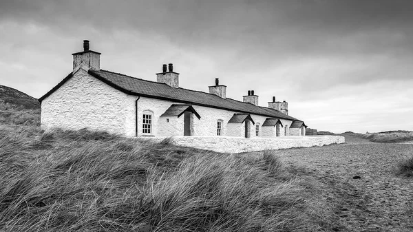Black White Photograph Row Old Fishermans Cottages Beach — Stock Photo, Image