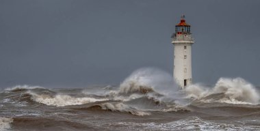 Mersey Nehri 'nin karşısındaki Perch Rock' taki New Brighton Deniz Feneri 'nden Liverpool' a. Dalgalı ve dalgalı bir fırtınada çekildi.