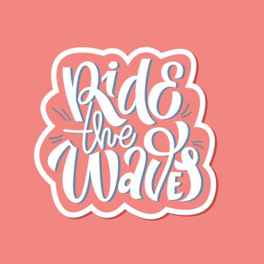 El çizimi yazlık alıntılar tasarımı, mercan arka planlı dalgalarda sörf. Modern kaligrafi motivasyon sloganı. Karalama biçiminde vektör illüstrasyonu