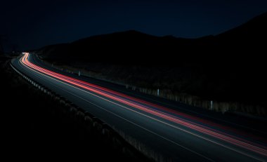 Hızlı hareketli arabalarından ışık yollar