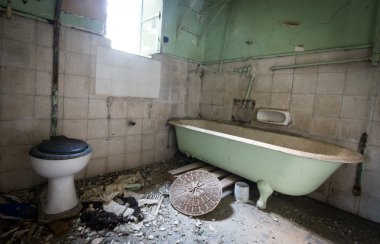 Kirli bir terk edilmiş banyo iç