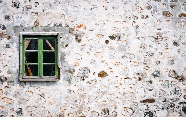 Zárt zöld ablak, egy befalazott falon — Stock Fotó