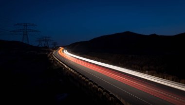 Hızlı hareketli arabalarından ışık yollar