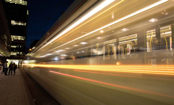 Luces de un tranvía en movimiento por la noche . — Foto de Stock