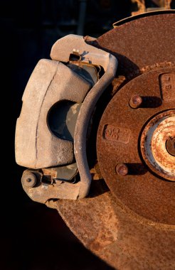 Paslı tekerlekli araç fren