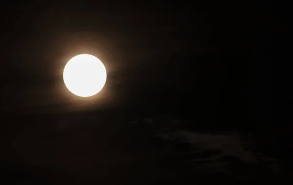 Luna llena súper brillante —  Fotos de Stock