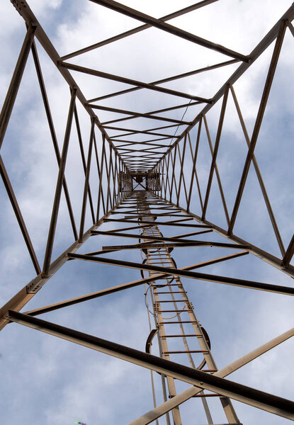 Metallic telecommunication tower