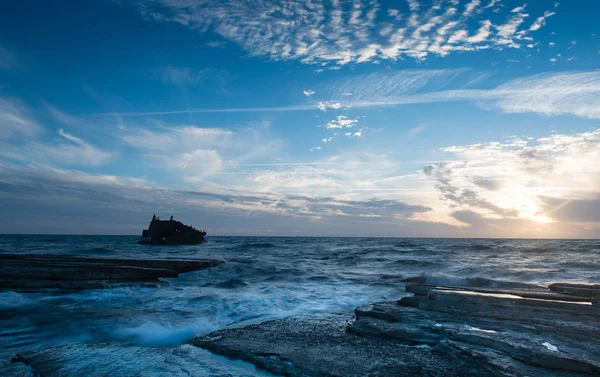 Naufragio de un barco abandonado en una costa rocosa —  Fotos de Stock