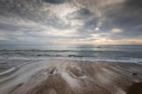 Seahore met keien en stormy sky — Stockfoto