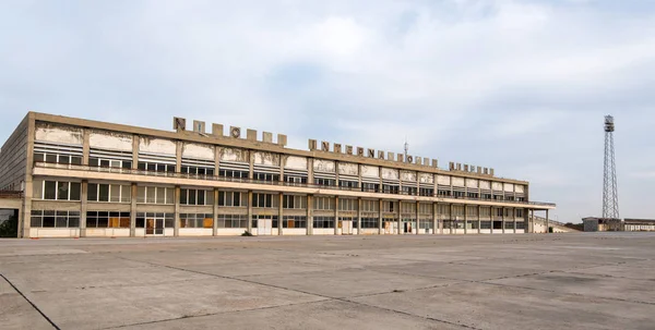 Repülőtér elhagyott épület — Stock Fotó