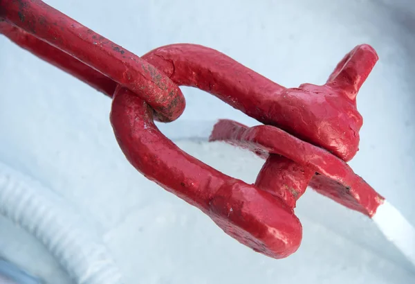 Красная тяжелая промышленная анкерная цепь — стоковое фото