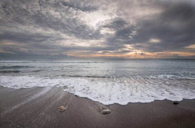 Çakıl plaj ve deniz su akan