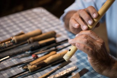 Komuta sizde bir müzik aleti çalma